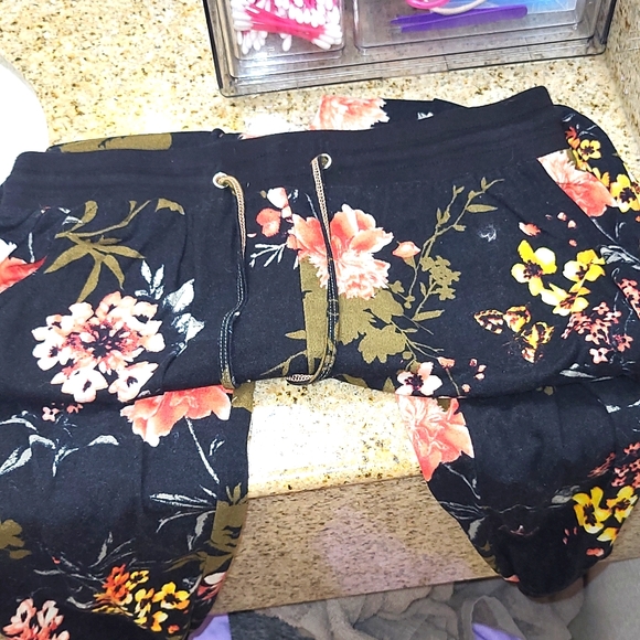 Size: M Eye Candy Floral Joggers - Picture 3 of 4